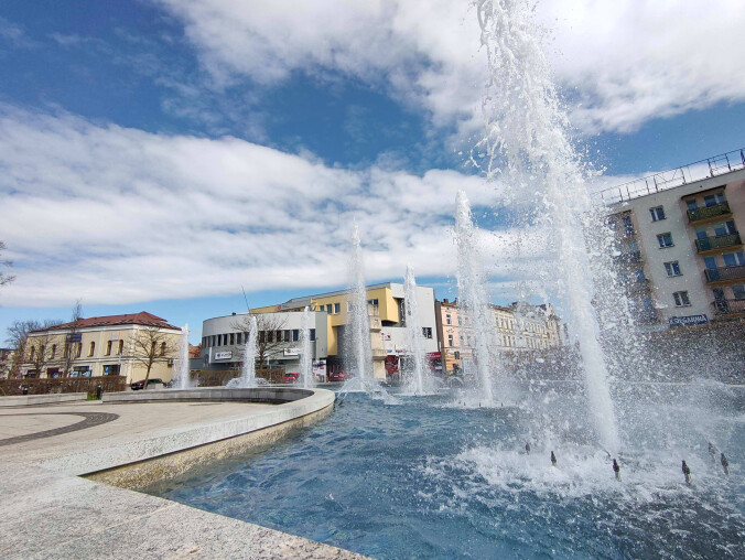 Pilskie fontanny już czynne. Przyciągną wreszcie dobrą pogodę?  - grafika