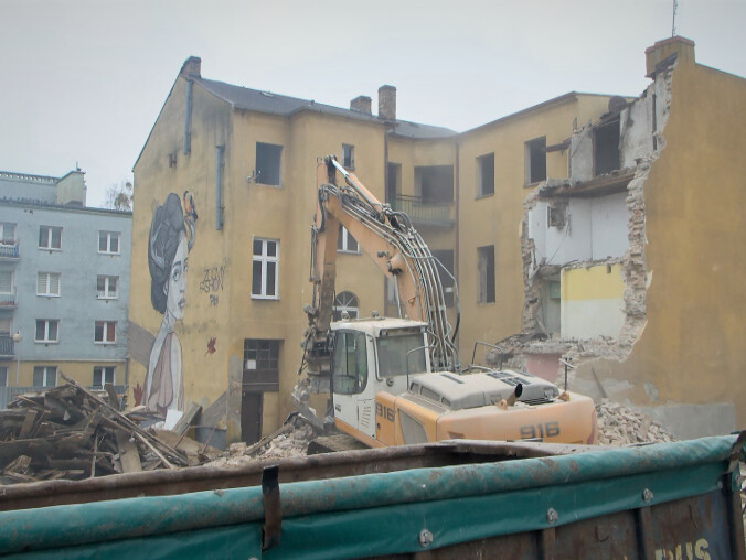 Kamienica z dziewczyną została zburzona  - grafika