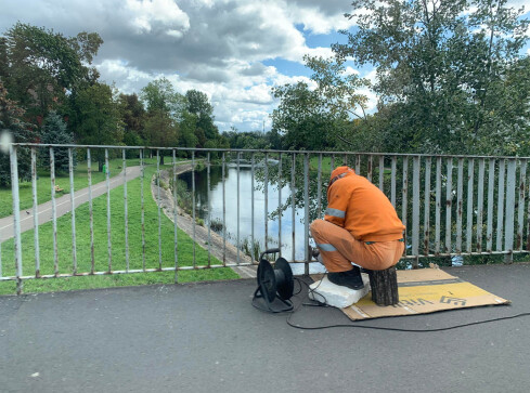 Malowanie barierek na moście Krzywoustego w Pile  - grafika