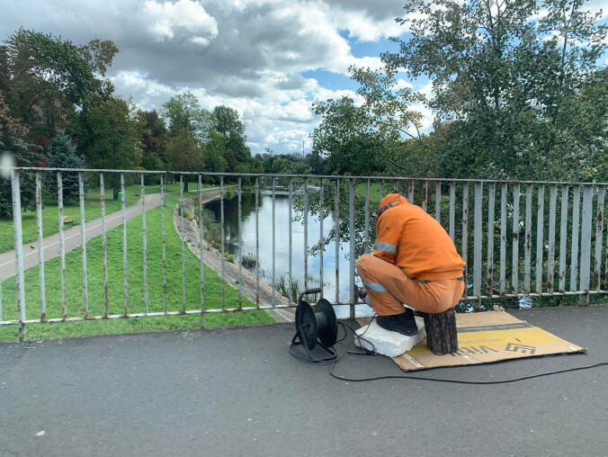 Malowanie barierek na moście Krzywoustego w Pile  - grafika