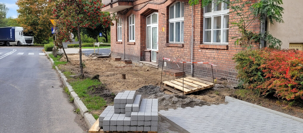 MEC podłącza do sieci. Miasto buduje chodniki 