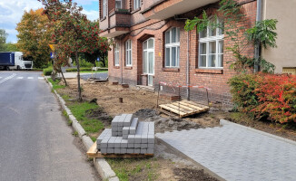 MEC podłącza do sieci. Miasto buduje chodniki 