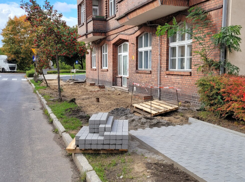 MEC podłącza do sieci. Miasto buduje chodniki  - grafika