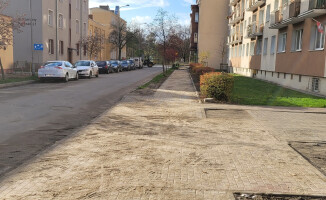 MEC podłącza do sieci. Miasto buduje chodniki 