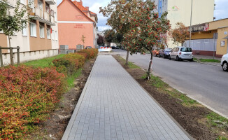 MEC podłącza do sieci. Miasto buduje chodniki 