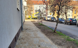 MEC podłącza do sieci. Miasto buduje chodniki 