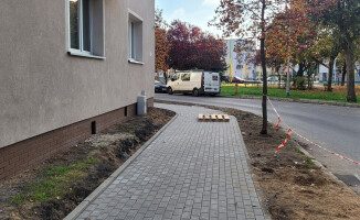 MEC podłącza do sieci. Miasto buduje chodniki 