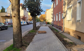 MEC podłącza do sieci. Miasto buduje chodniki 