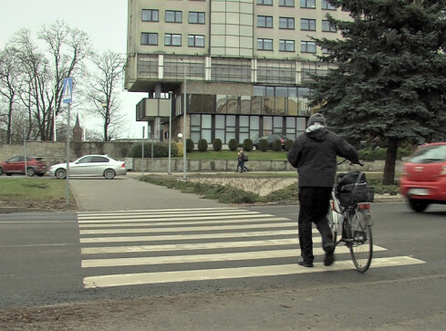 Nowe przepisy zwiększyły bezpieczeństwo pieszych na przejściach?  - grafika