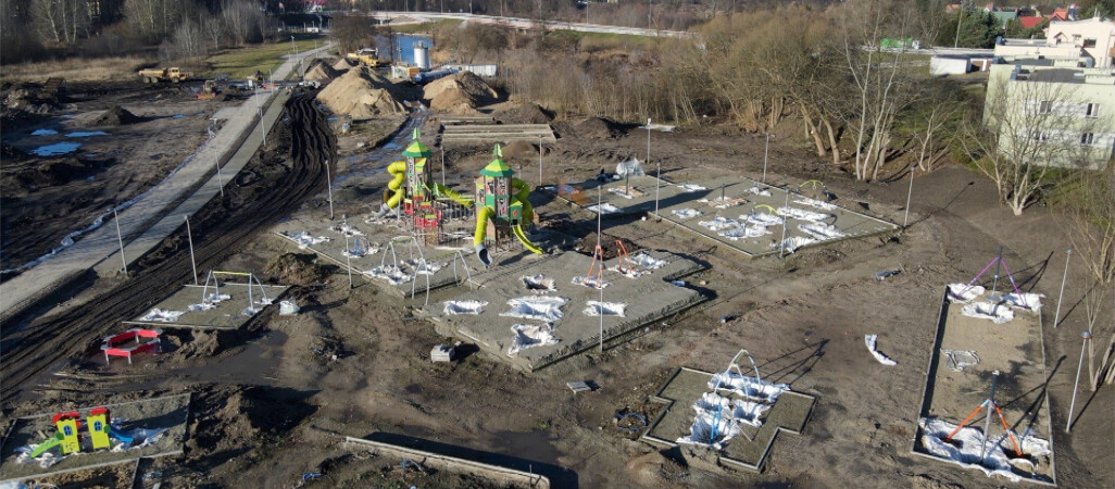 Powstaje plac zabaw na bulwarach nad Gwdą 