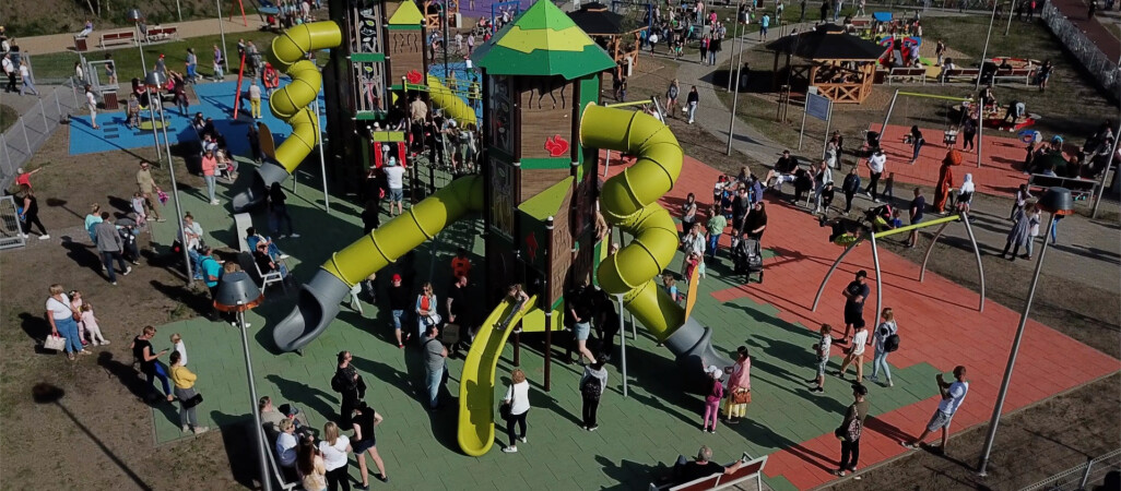 Nowy plac zabaw przy skateplazie w Pile oficjalnie otwarty