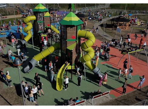 Nowy plac zabaw przy skateplazie w Pile oficjalnie otwarty  - grafika
