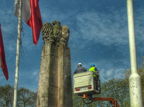 Pomnik Powrotu do Macierzy dziś został wyczyszczony - VIDEO  - grafika