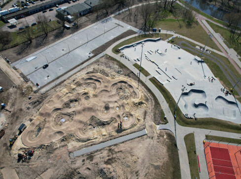 Powstaje pumptrack, czyli tor do ekstremalnej jazdy na rowerze - grafika