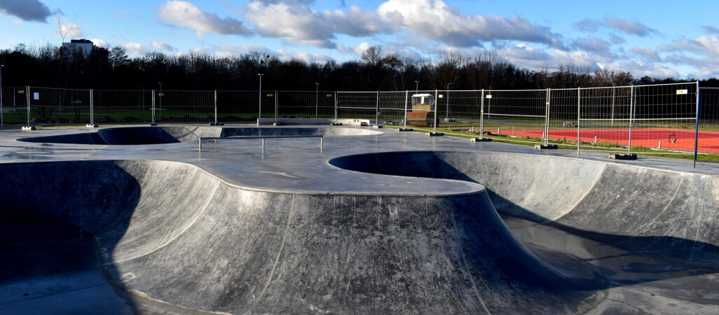 Skateplaza nabiera kształtów - ZDJĘCIA