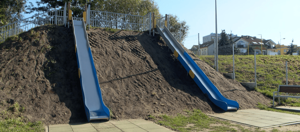 Trawa na największym placu zabaw w Pile do poprawki