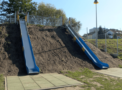 Trawa na największym placu zabaw w Pile do poprawki - grafika