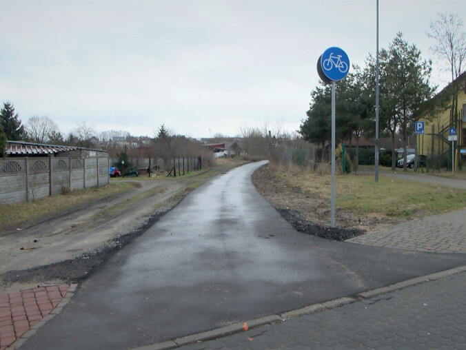 Kierowcy rozjeżdżają ścieżkę rowerową  - grafika