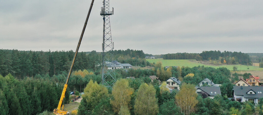 Rozbierają maszt. Mieszkańcy czekali na to blisko 10 lat