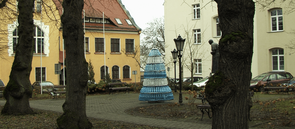  W Trzciance stanęła choinka z plastikowych butelek