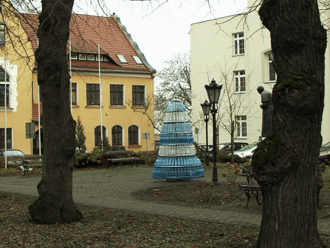  W Trzciance stanęła choinka z plastikowych butelek - grafika