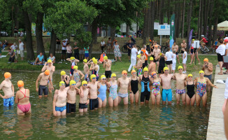 Zawody pływackie na jeziorze Sarcze