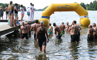 Zawody pływackie na jeziorze Sarcze