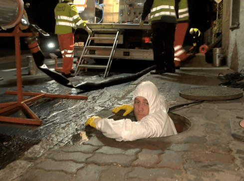 Do kanalizacji trafia kamera, a później rękaw z włókna szklanego  - grafika