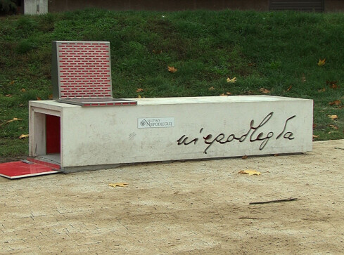 Zdewastowana ławeczka niepodległości w Trzciance - grafika
