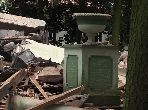 Stowarzyszenie Kursk: Mauzoleum w Trzciance zburzono nielegalnie - grafika