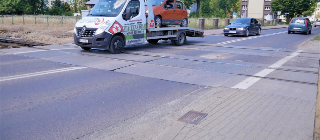 Dziurawy i wyboisty przejazd kolejowy. Co na to PKP? 