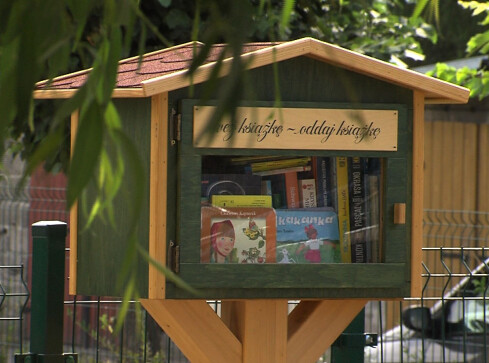 Budki czytelnicze stanęły w Ujściu - grafika