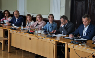 Po sygnałach o przemocy w rodzinie zastępczej, wojewoda wielkopolski zwołał sztab kryzysowy
