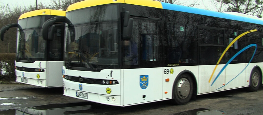 Wojna z autobusami w tle