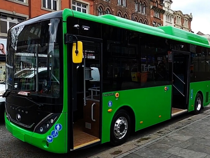 Autobusy made in China na ulicach Wałcza - grafika