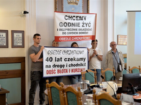 Mieszkańcy wałeckiego Chrząstkowa protestowali na sesji  - grafika