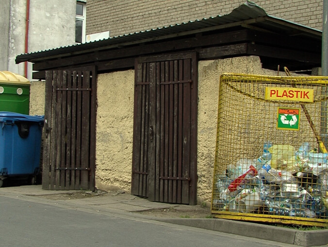 UOKiK sprawdził, jak i dlaczego drożeją śmieci - grafika