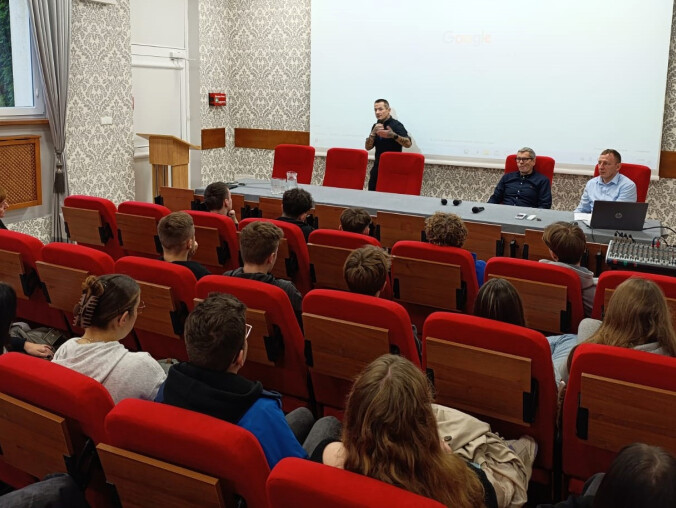 Marcin Józefaciuk o cyberprzemocy w szkole  - grafika