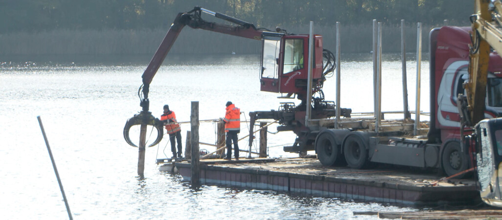 Stawiają pomosty nad Jeziorem Zaleskim w Złotowie