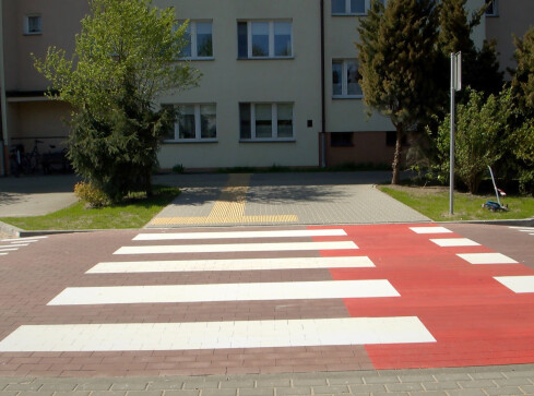 Bezpieczne przejścia przed szkołami w Złotowie  - grafika