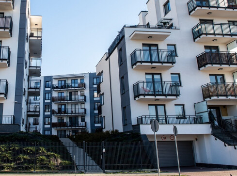 Rynek nieruchomości się przegrzewa. Przybywa mieszkań na sprzedaż - grafika