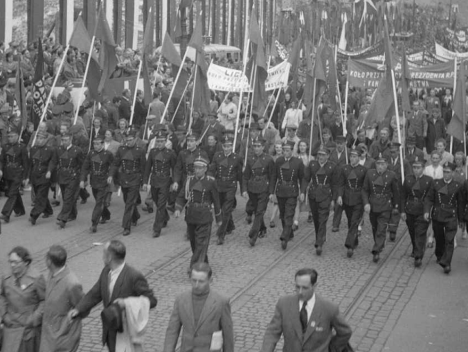 Tak świętowano 1 maja w PRL-u - grafika