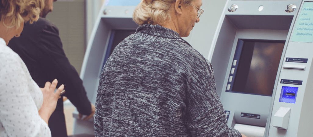 10 zł za wypłatę z bankomatu. Banki zniechęcają do korzystania z gotówki