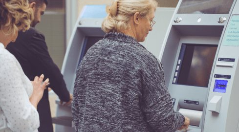 10 zł za wypłatę z bankomatu. Banki zniechęcają do korzystania z  - grafika