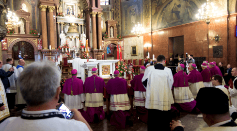 Emerytury biskupów. O takim świadczeniu można pomarzyć  - grafika