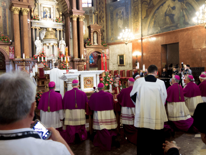Emerytury biskupów. O takim świadczeniu można pomarzyć  - grafika