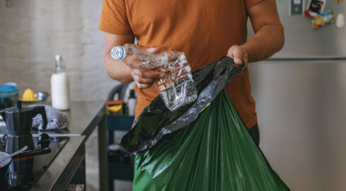 W końcu będzie można oddać plastikową butelkę do sklepu. Kiedy i - grafika