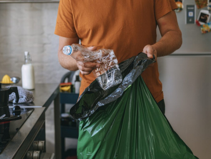 W końcu będzie można oddać plastikową butelkę do sklepu. Kiedy i - grafika