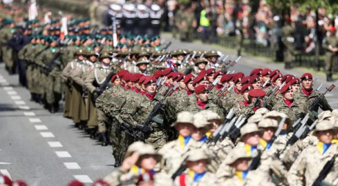 15 sierpnia: dwa święta jednego dnia. Defilada, pikniki, grochówka  - grafika