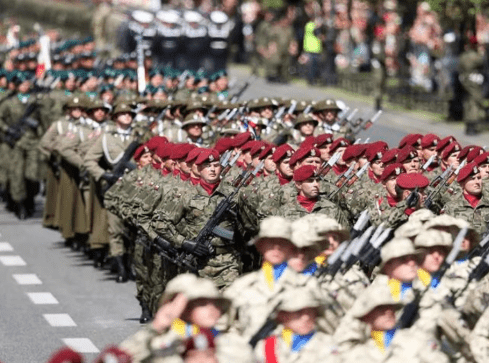 15 sierpnia: dwa święta jednego dnia. Defilada, pikniki, grochówka  - grafika